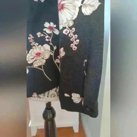 Cleo Women's XS Blouse with  Flowered Design - Picture 4 of 7